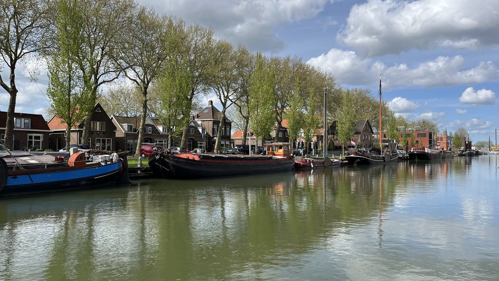 Huizen en schepen langs de kade in Vreeswijk